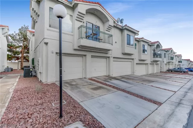 MLS: 2558209 Condo For Sale