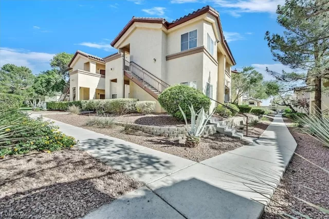 MLS: 2558536 Condo For Sale