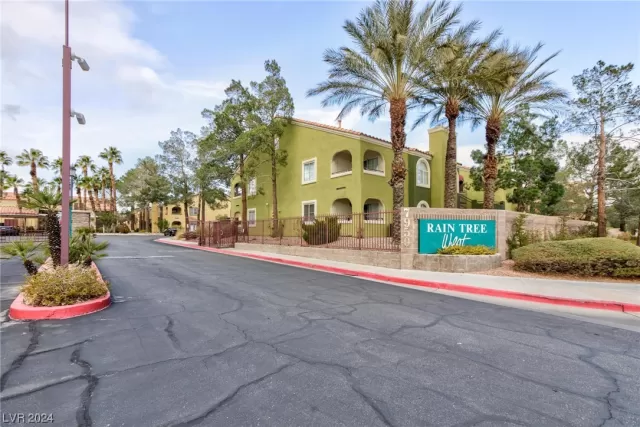 MLS: 2558749 Condo For Sale