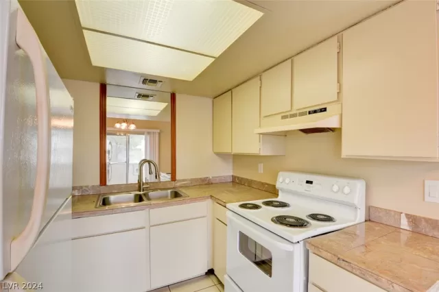 MLS: 2558784 Condo For Sale