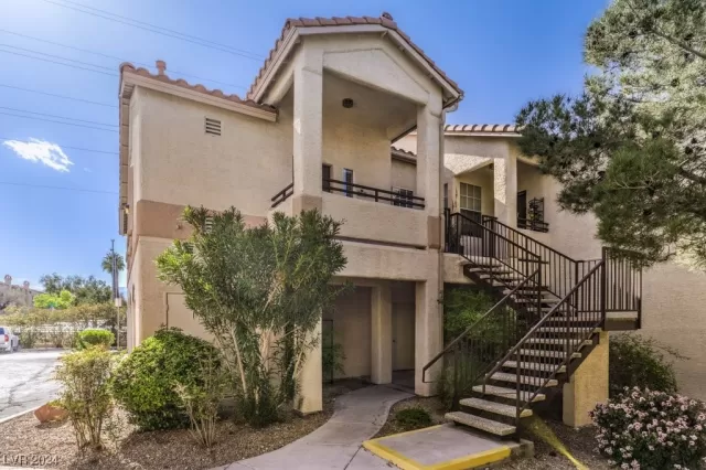 MLS: 2559000 Condo For Sale