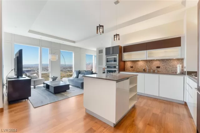 MLS: 2559622 Condo For Sale