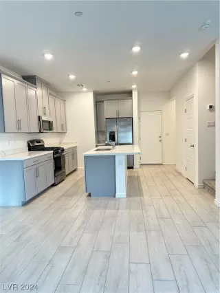Photo #1: 2559785 Listing 