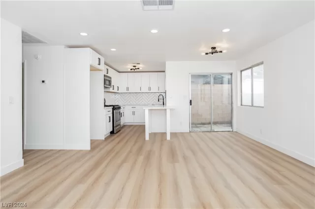 MLS: 2559903 Condo For Sale