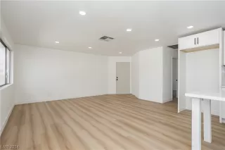 Photo #5: 2559903 Listing