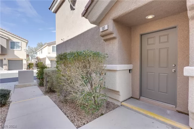 MLS: 2559944 Condo For Sale