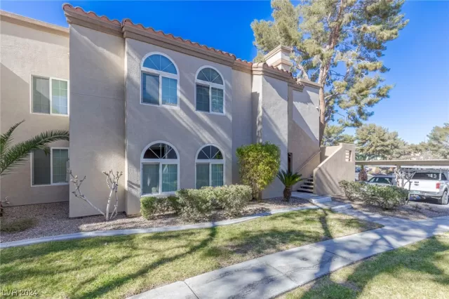 MLS: 2559995 Condo For Sale