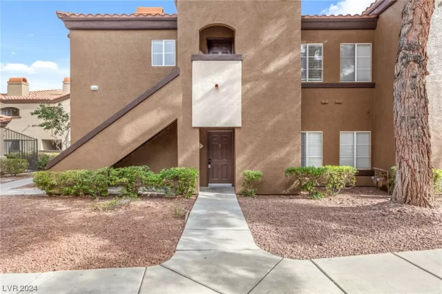 MLS: 2560116 Condo For Sale