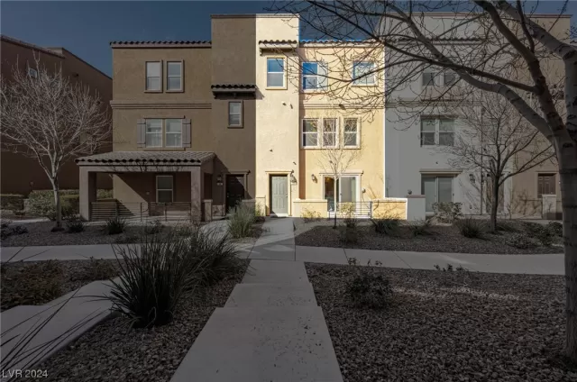 MLS: 2560150 Condo For Sale