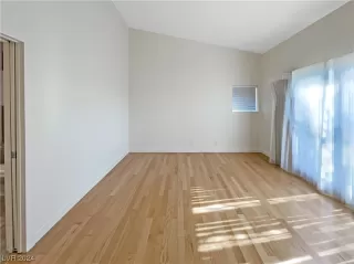 Photo #4: 2560158 Listing