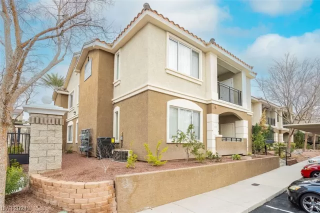 MLS: 2560212 Condo For Sale