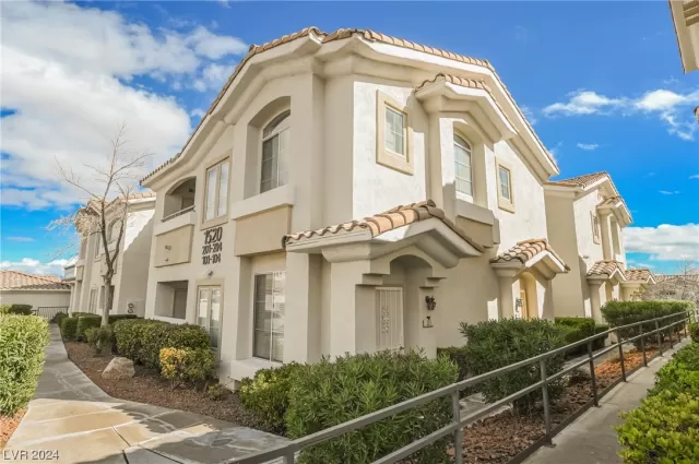 MLS: 2560360 Condo For Sale