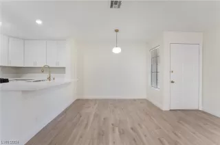 Photo #5: 2560440 Listing