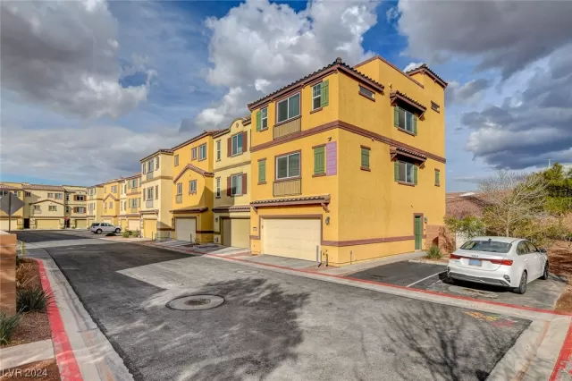 MLS: 2560570 Condo For Sale