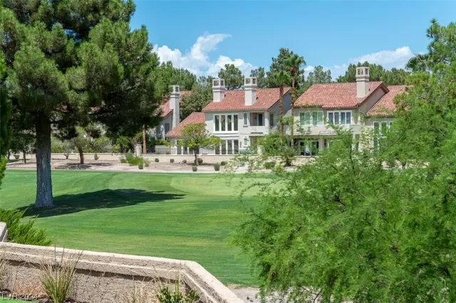 MLS: 2560575 Condo For Sale