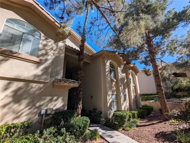 MLS: 2560984 Condo For Sale