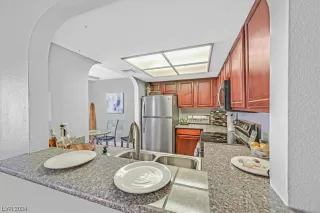 Photo #5: 2561002 Listing 