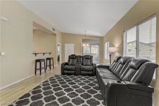 Photo #4: 2561395 Listing