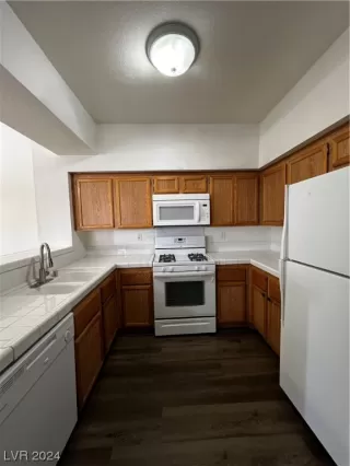 Photo #5: 2561491 Listing