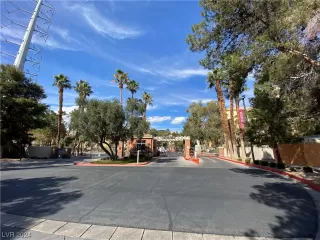 Photo #3: 2561977 Listing