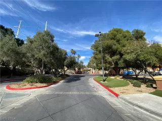 Photo #1: 2561978 Listing