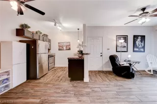 Photo #5: 2561988 Listing