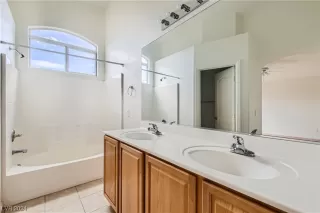 Photo #5: 2562022 Listing