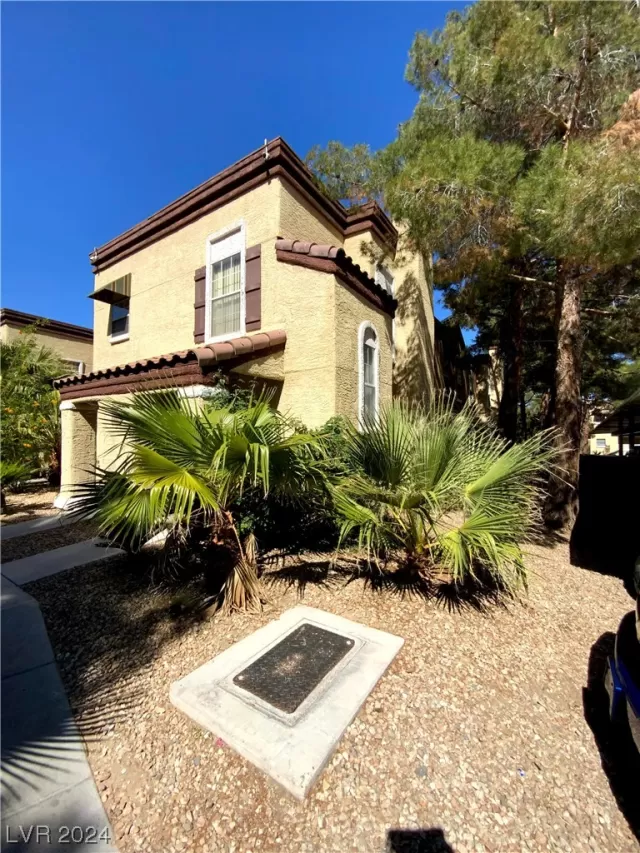 MLS: 2562490 Condo For Sale