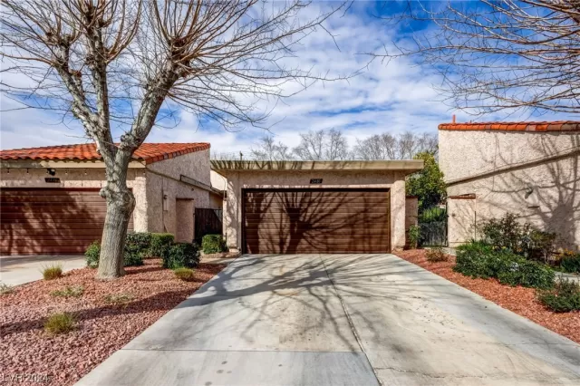 MLS: 2562750 Condo For Sale