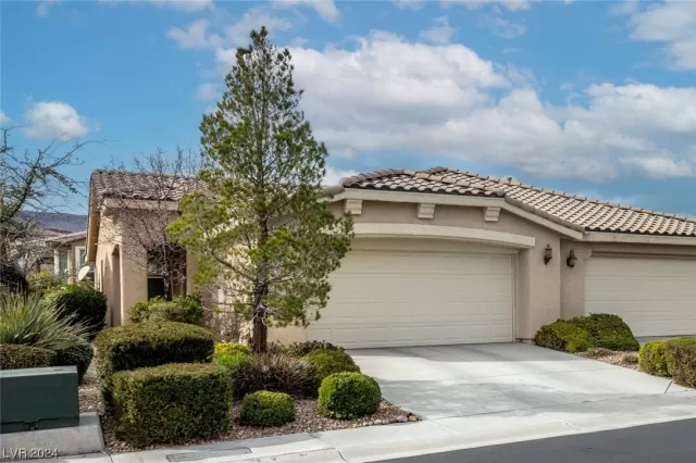 MLS: 2562766 Condo For Sale