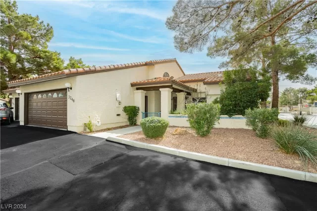 MLS: 2563032 Condo For Sale