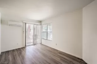 Photo #4: 2563038 Listing