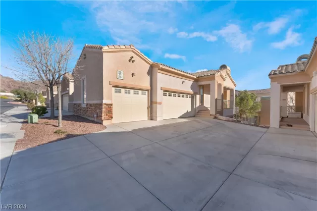 MLS: 2563097 Condo For Sale