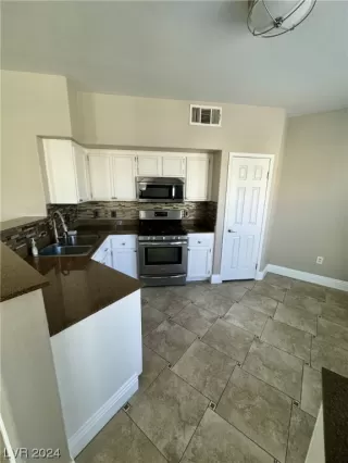 Photo #4: 2563356 Listing