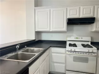 Photo #2: 2563401 Listing 