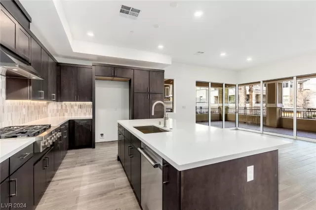 MLS: 2563490 Condo For Sale