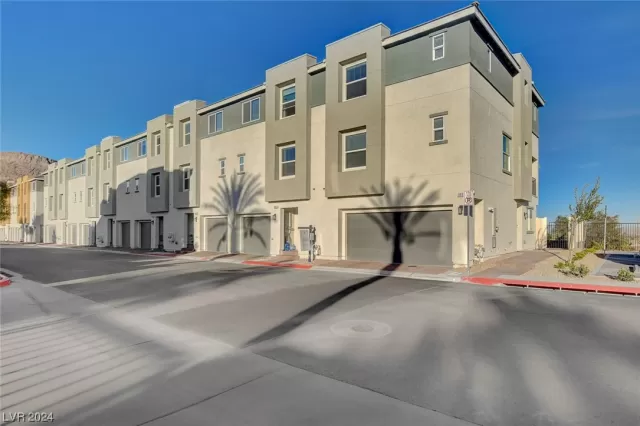 MLS: 2564614 Condo For Sale