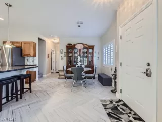 Photo #5: 2565086 Listing