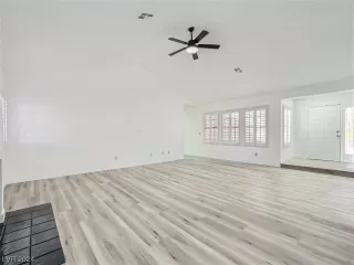 Photo #5: 2565196 Listing