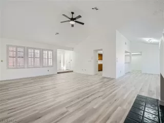 Photo #6: 2565196 Listing