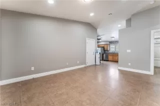 Photo #6: 2565209 Listing