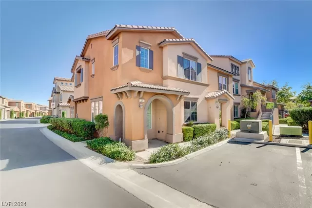 MLS: 2565267 Condo For Sale