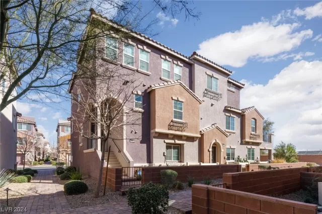 MLS: 2565356 Condo For Sale