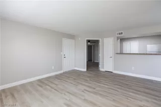 Photo #6: 2565507 Listing