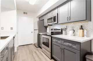 Photo #5: 2565599 Listing