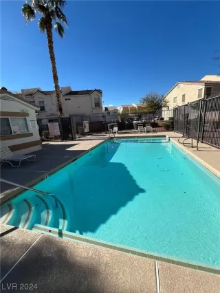 Photo #3: 2565616 Listing