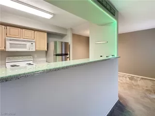 Photo #6: 2565867 Listing