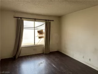 Photo #5: 2566986 Listing