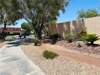 Photo #6: 2566998 Listing