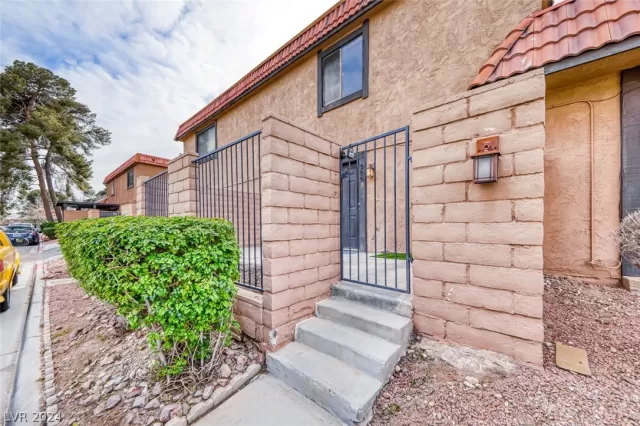 MLS: 2567498 Condo For Sale